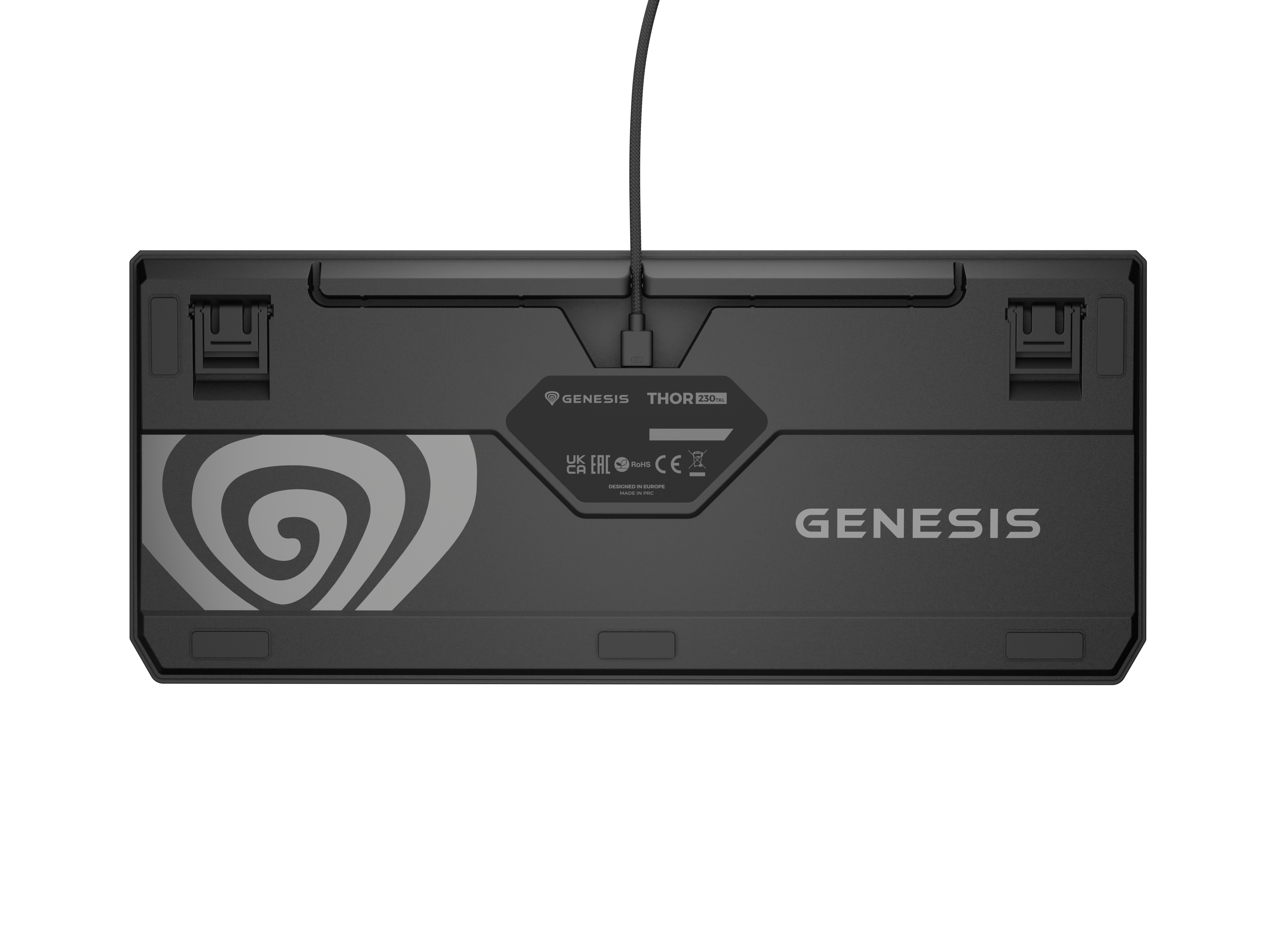 Fekete billentyűzet alja Genesis logóval és szabályozási jelekkel, USB kábel csatlakoztatva, fekete háttéren.