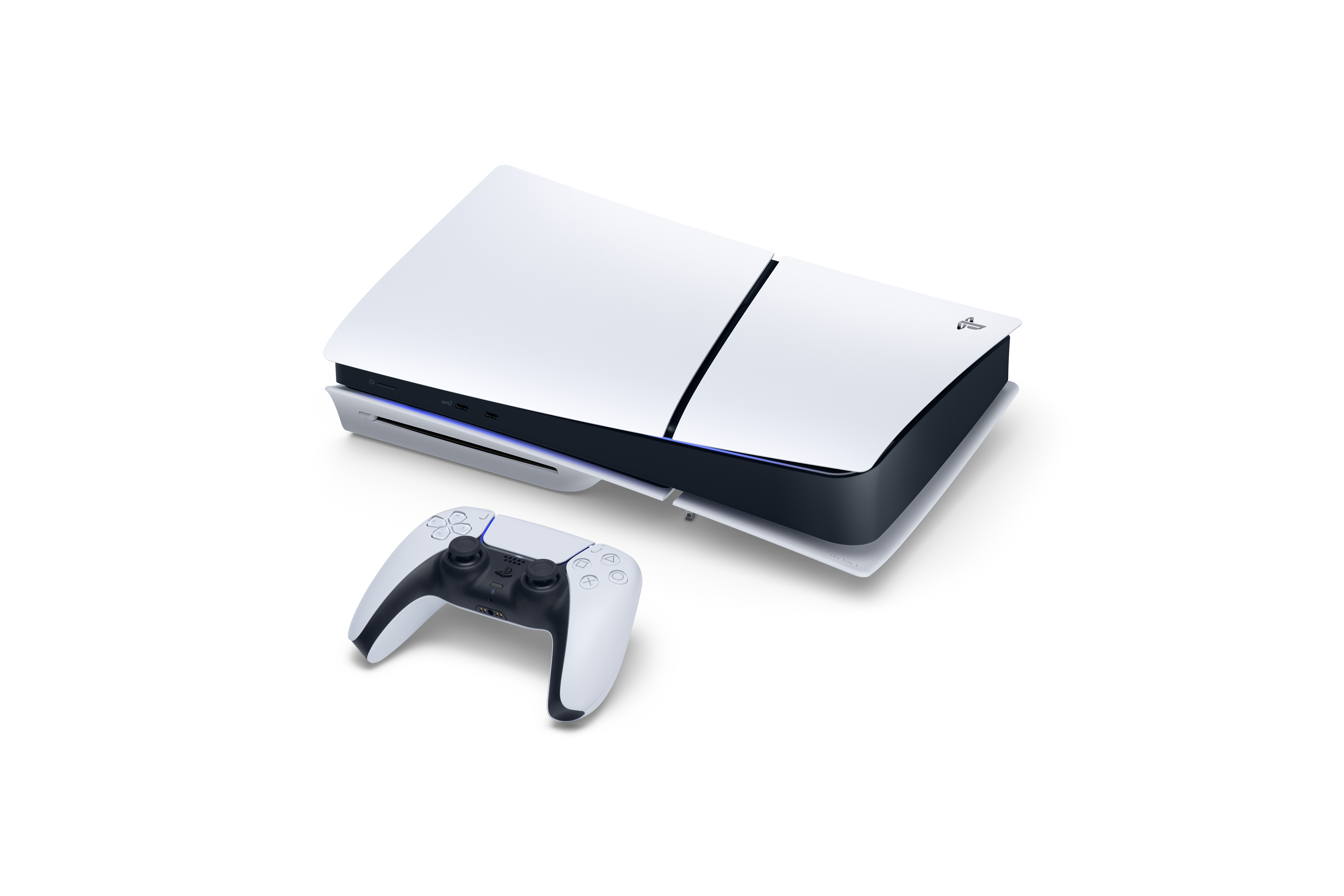 Eine weiße und schwarze PlayStation 5 Konsole und ein Controller liegen auf einer weißen Oberfläche. Die Konsole ist hinten.