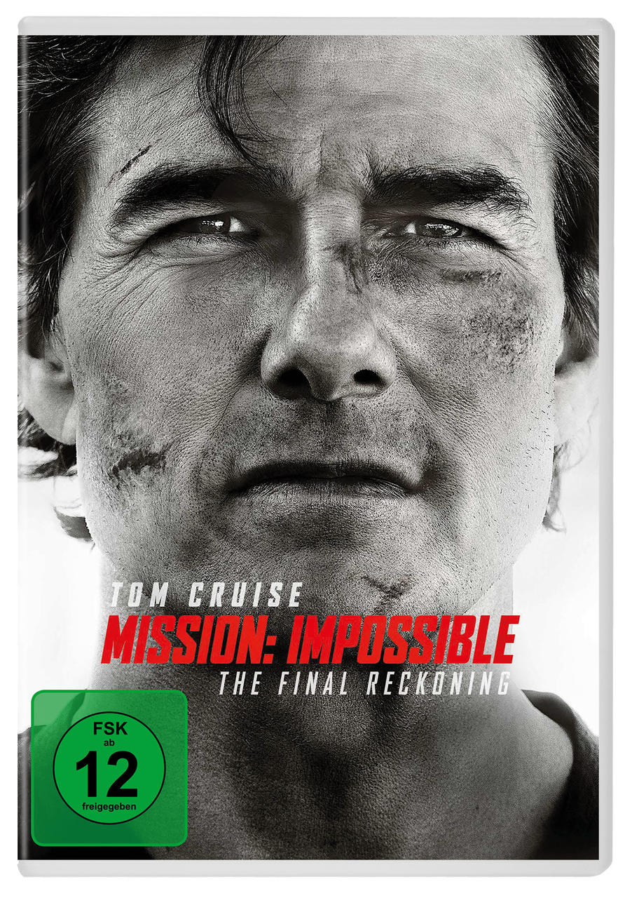 Nahaufnahme, Schwarz-Weiß-Bild von Tom Cruises Gesicht mit Schnitten und Schmutz, der intensiv nach vorne blickt.