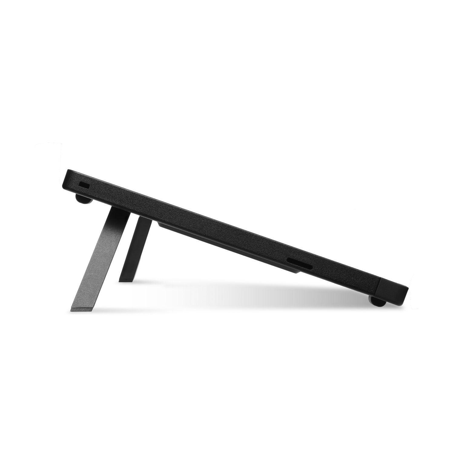Un supporto nero per tablet, angolato. Ha una superficie strutturata ed è supportato da due gambe. Lo sfondo è bianco.
