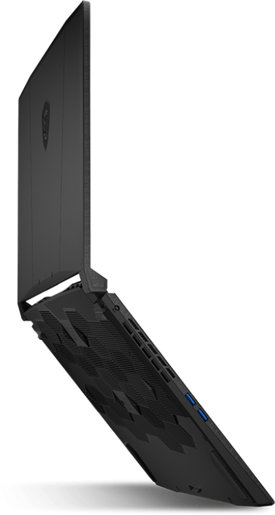Fekete laptop, szögletes nézet. A portokkal, kék USB portokkal és a mintás aljával. A fedél enyhén nyitva.