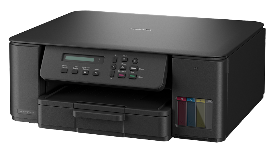 Czarna drukarka Brother DCP-T535DW na czarnym tle. Widoczny panel sterowania, pojemniki z tuszem i podajnik papieru.