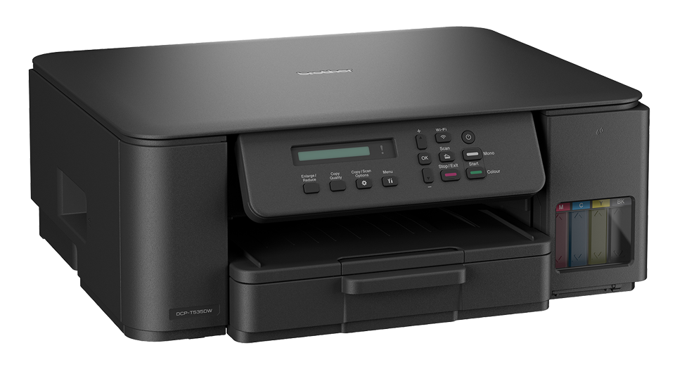 Czarna drukarka Brother DCP-T535DW. Posiada kilka przycisków, wyświetlacz i zbiorniki z kolorowym tuszem. Tło jest czarne.