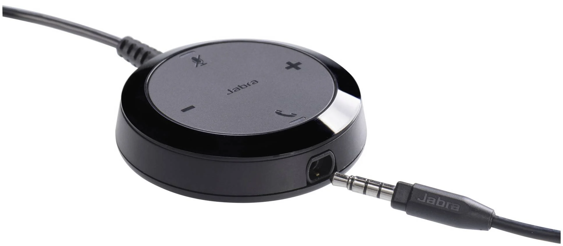 Schwarzes Jabra-Konferenzgerät mit Knöpfen und 3,5-mm-Klinke. Ein Kabel ist angeschlossen. Das Gerät befindet sich auf weißem Hintergrund.