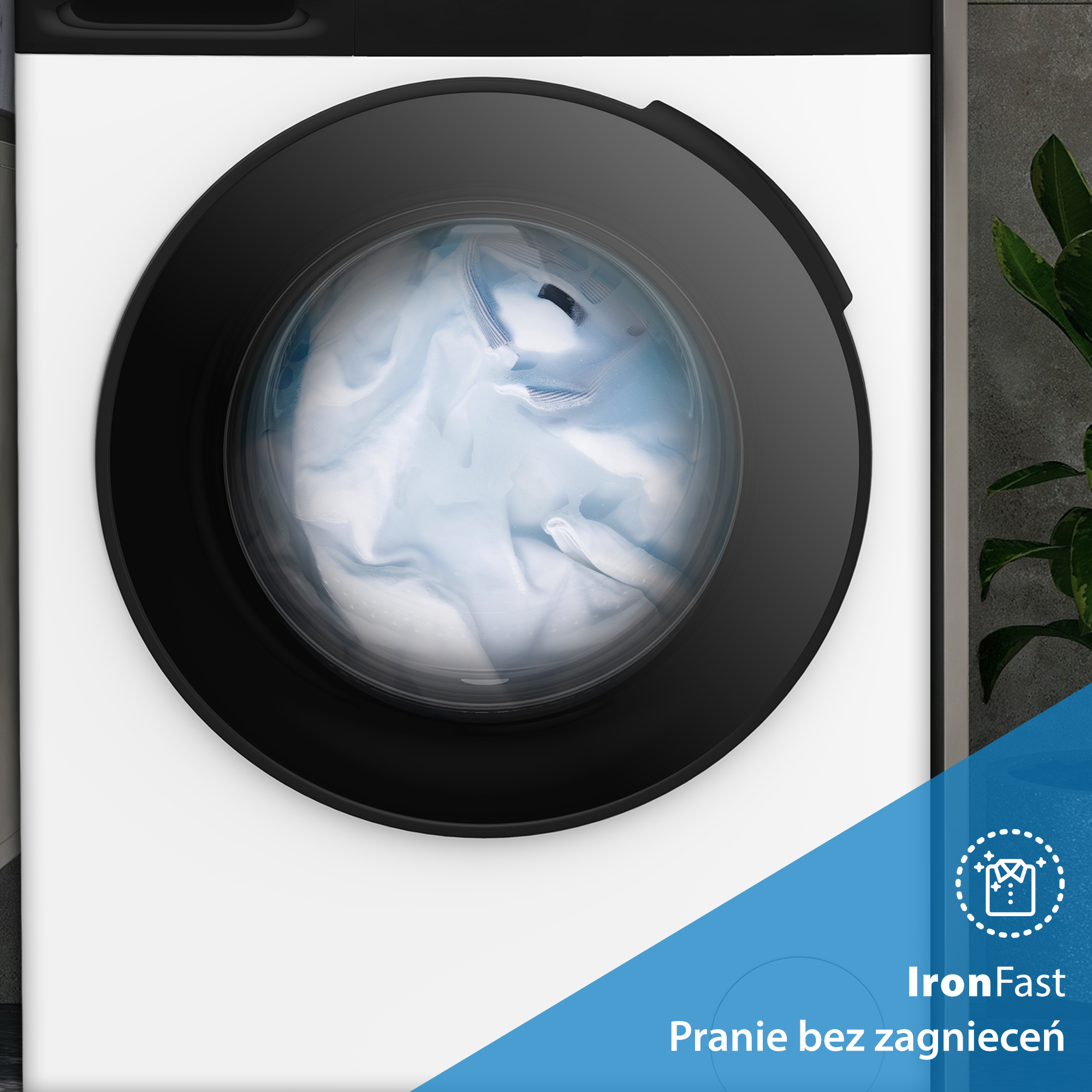 Pralka z czarnymi drzwiami, biały korpus. Ubrania w środku. Niebieska grafika w prawym dolnym rogu z tekstem: IronFast, Pranie bez zagnieceń.