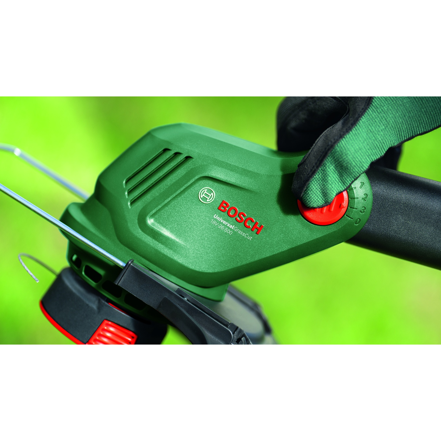Un tagliaerba Bosch verde è tenuto da una mano guantata. Un quadrante rosso è visibile, impostato su '1'. Lo sfondo è verde sfocato.