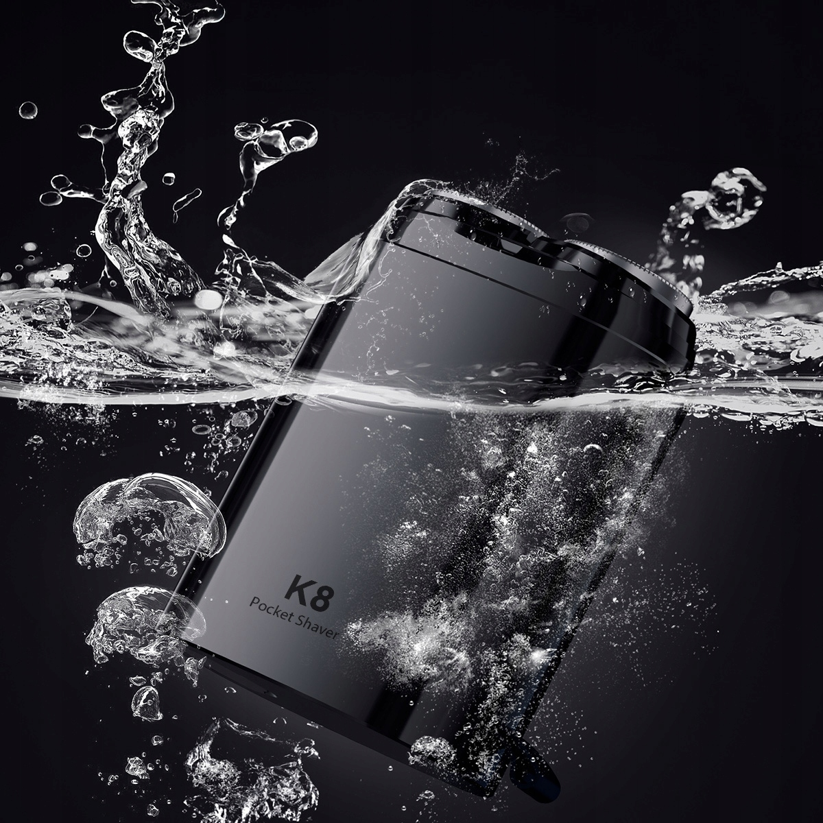 Czarna golarka kieszonkowa K8 zanurzona w wodzie z bąbelkami i rozpryskami na ciemnym tle. Widoczne strumienie wody.