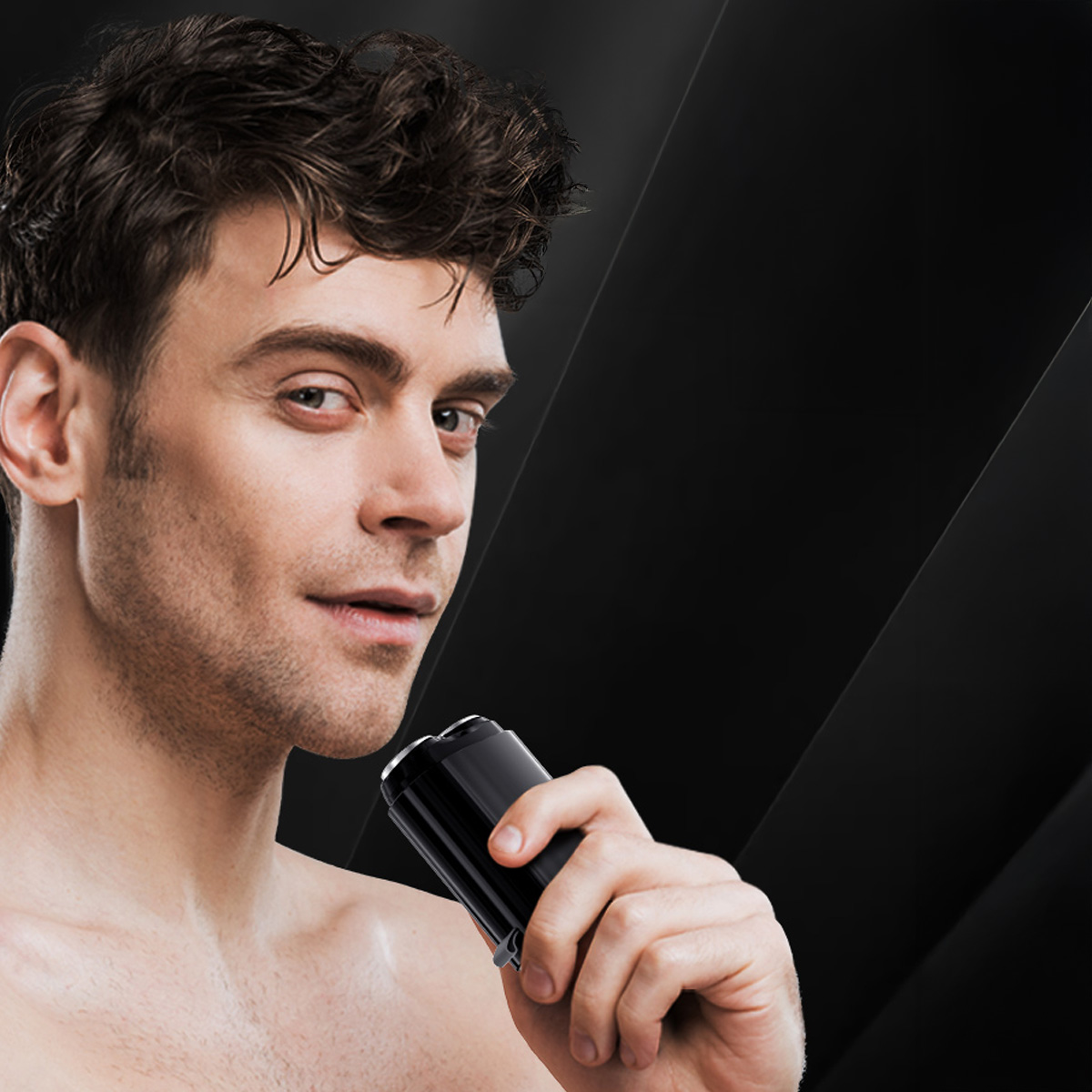 Mężczyzna goli się golarką elektryczną. Ma ciemne włosy i jasną skórę. Tło jest czarne z przekątnymi liniami.
