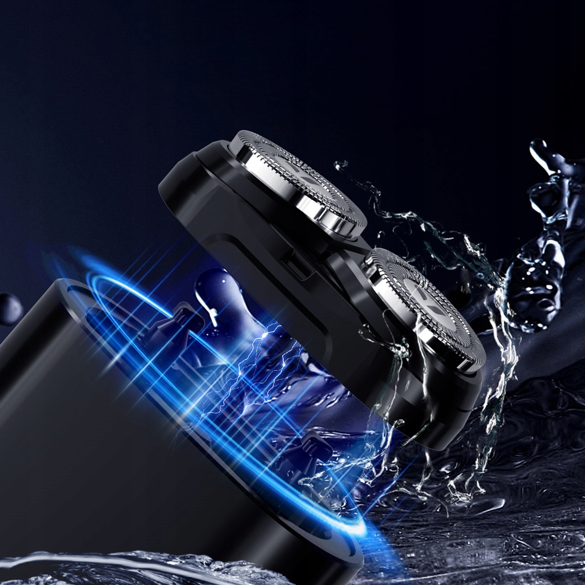 Zbliżenie czarnej golarki elektrycznej ze srebrnymi ostrzami. Rozpryski wody i efekty niebieskiej energii tworzą dynamikę.