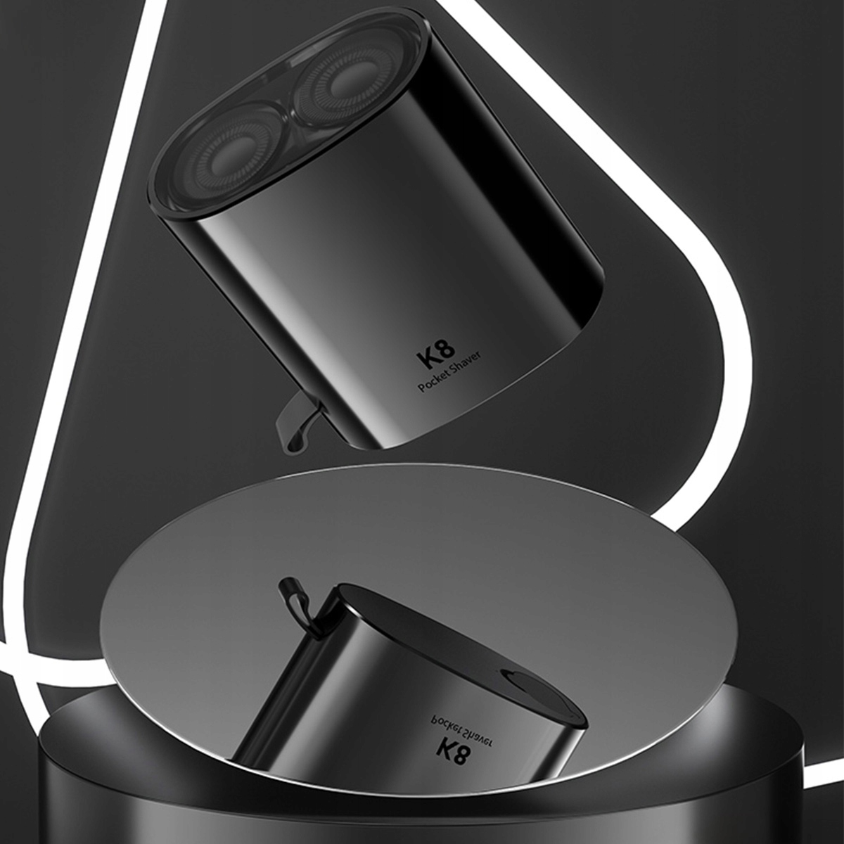 Czarna golarka kieszonkowa K8 jest wyświetlana w ujęciu studyjnym. Golarka odbija się w lustrze, z jasnymi białymi liniami w tle.