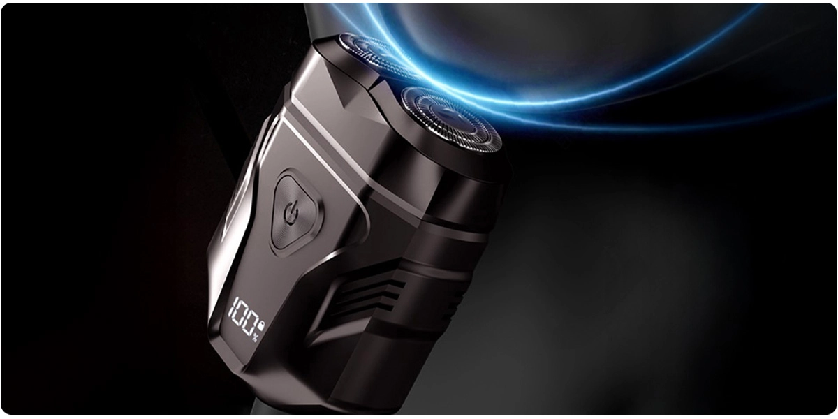 Zbliżenie czarnej golarki elektrycznej z widocznymi ostrzami i cyfrowym wyświetlaczem pokazującym 100% naładowania. Efekt niebieskiego światła w tle.