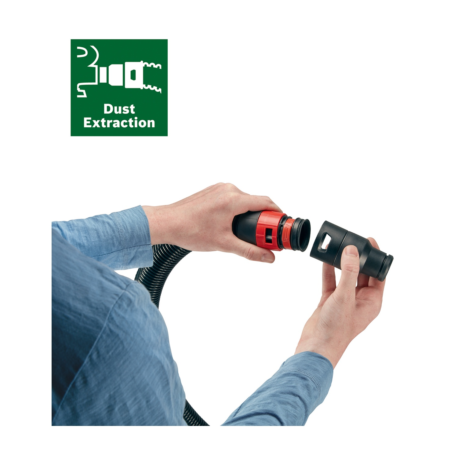 Mani che collegano un accessorio per tubo flessibile per aspirapolvere nero e rosso. Un quadrato verde con il simbolo di aspirazione della polvere è in alto a sinistra.