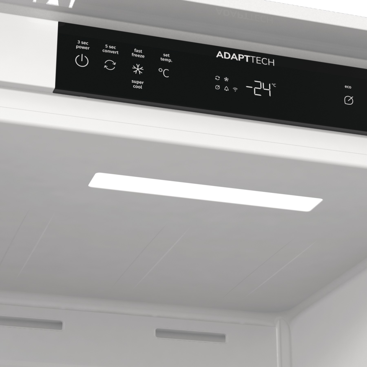 Panel sterowania lodówki z ustawieniami i logo AdaptTech. Zawiera opcje zasilania, temperatury i eco. Widok wnętrza z oświetleniem.