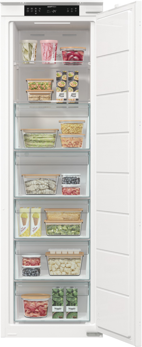 Otwarta lodówka, wypełniona różnymi mrożonkami w pojemnikach. Zawiera lody, warzywa i gotowe posiłki.