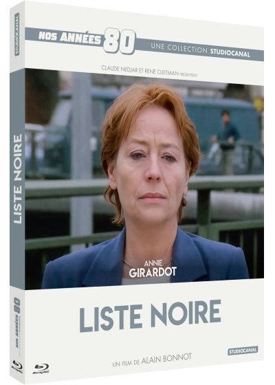 Couverture du DVD "Liste Noire". Avec Annie Girardot. Texte du titre gris sur fond blanc. Arrière-plan avec des figures et des véhicules flous.