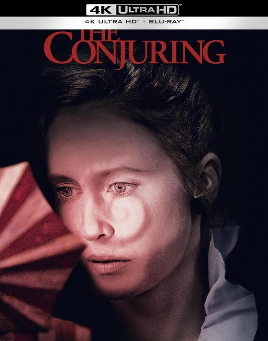 Couverture du film "The Conjuring". Une femme regarde vers le bas, partiellement cachée par un éventail. Fond sombre avec le titre et le logo 4K Ultra HD.