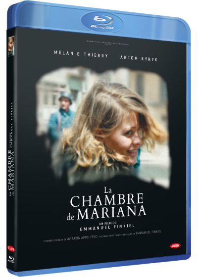 Blu-ray-hoes van 'La Chambre de Mariana'. Lachende vrouw in focus, soldaat op de achtergrond. Titel in het Frans. Blauwe hoes.