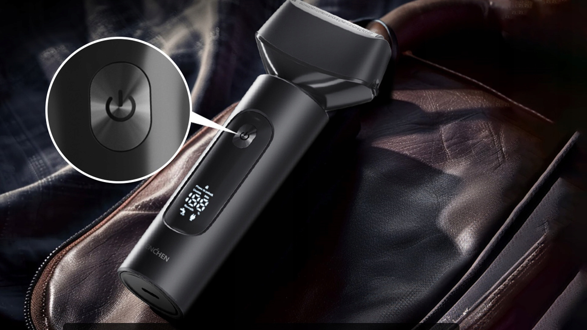 Czarna golarka elektryczna z przyciskiem zasilania na brązowej skórzanej powierzchni. Golarka ma cyfrowy wyświetlacz.