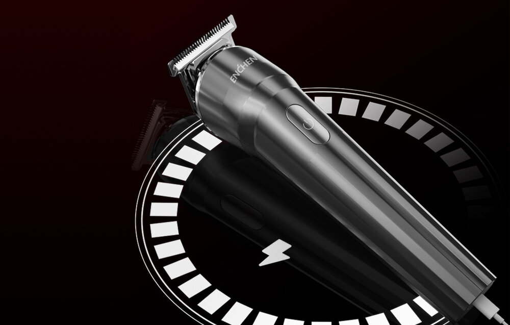 Srebrna elektryczna maszynka do włosów z białym wskaźnikiem ładowania. Maszynka ma przycisk zasilania i markę 'ENCHEN'.