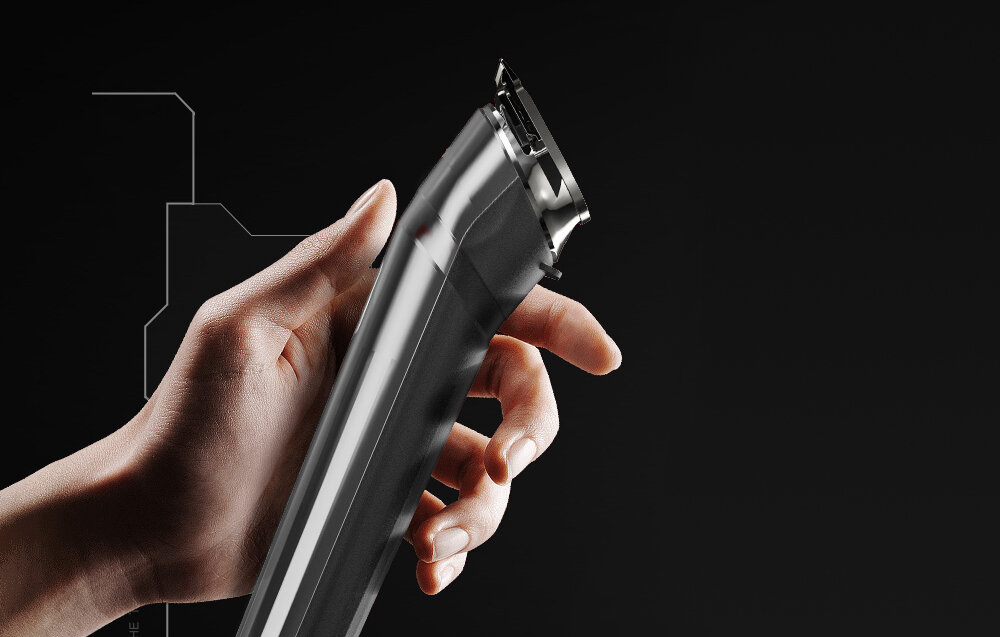 Dłoń trzyma srebrną maszynkę do włosów na czarnym tle. Maszynka jest szczegółowa, a dłoń jest ostra.