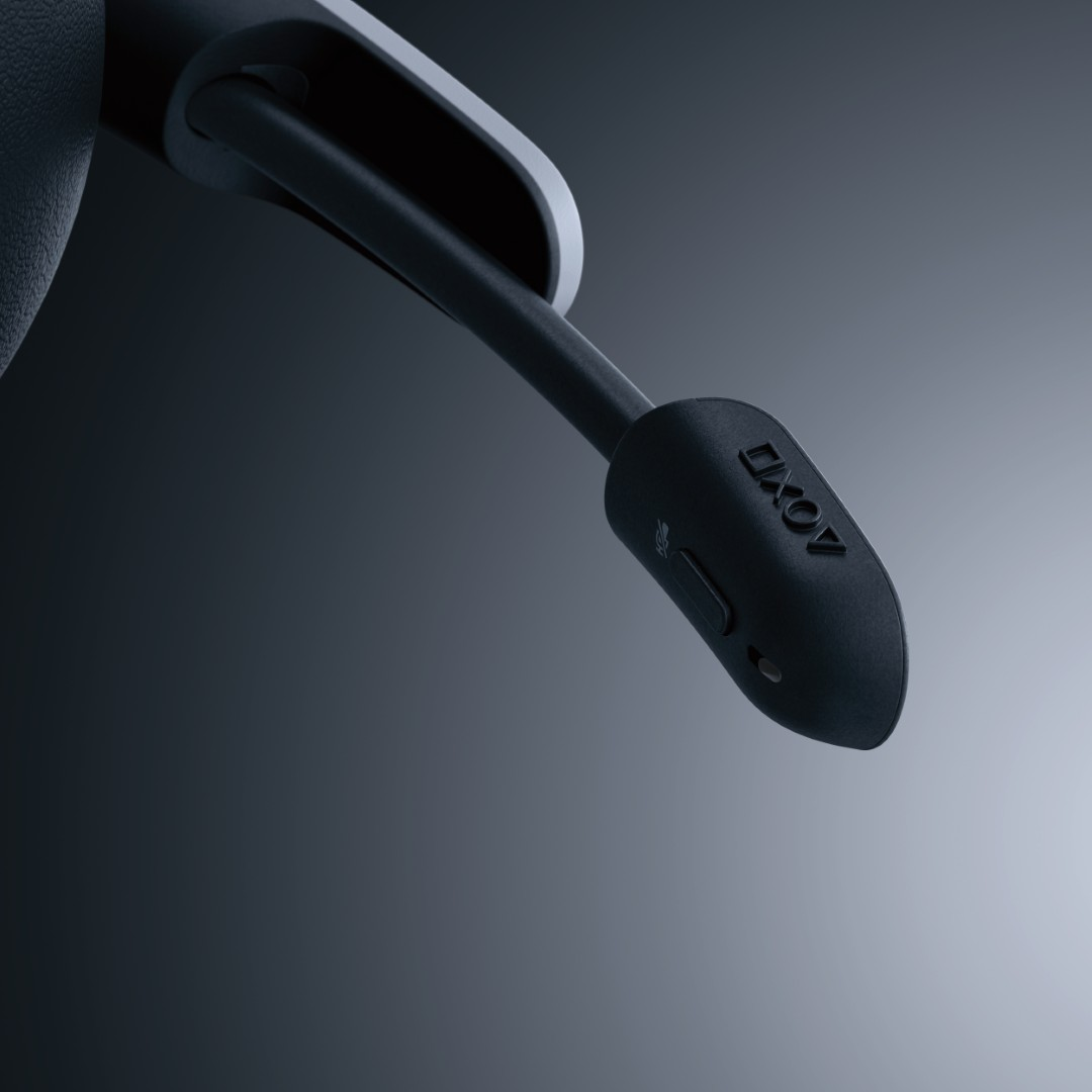 Zbliżenie czarnego mikrofonu do zestawu słuchawkowego z napisem 'AOXV' na szarym tle.