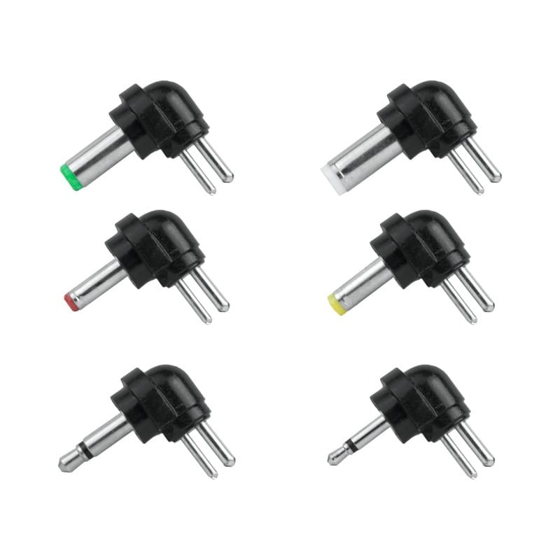 Sześć czarnych adapterów zasilania z końcówkami w różnych kolorach: zielonym, białym, czerwonym, żółtym i dwoma z gniazdami audio, wszystkie na białym tle.