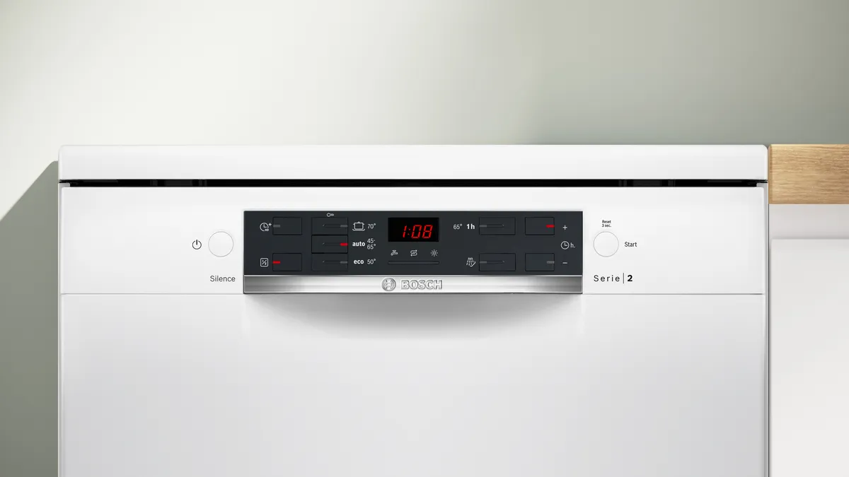Fehér Bosch mosogatógép vezérlőpanel. Digitális kijelzőjén 1:08 látható, beállítás gombok és a Bosch logó.