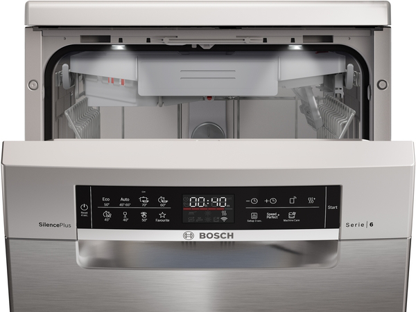 Ezüst Bosch Serie 6 mosogatógép nyitott ajtóval. A vezérlőpanel opciókat és időzítőt jelenít meg. Belső rácsok láthatók.