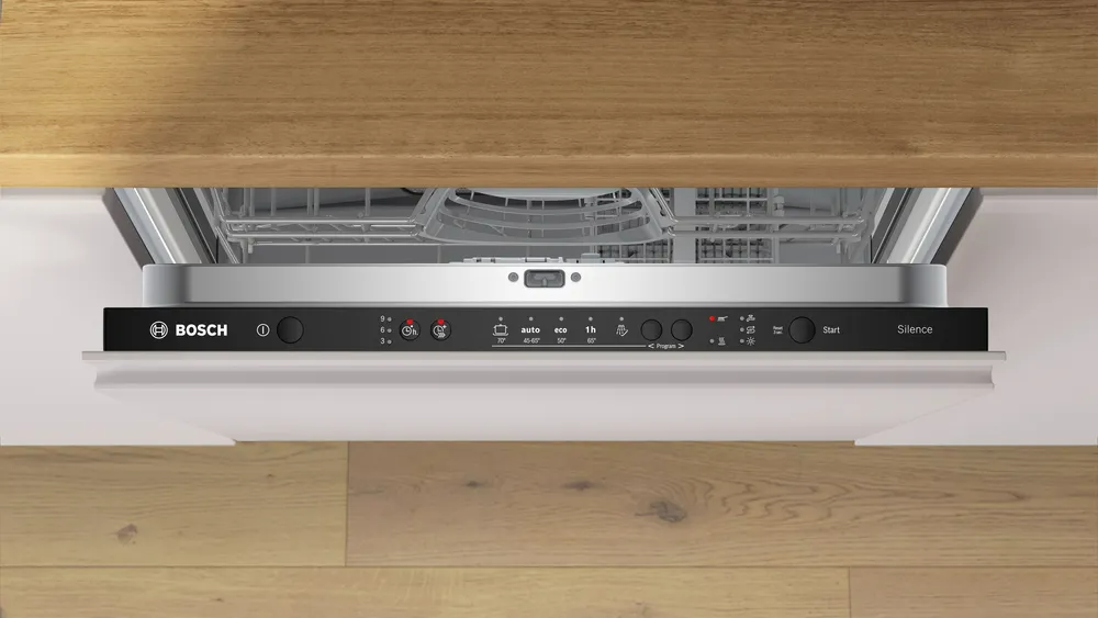 Egy Bosch mosogatógép. A vezérlőpanel fekete, több gombbal és egy digitális kijelzővel. Az ajtó kissé nyitva van, felfedve a belső teret.