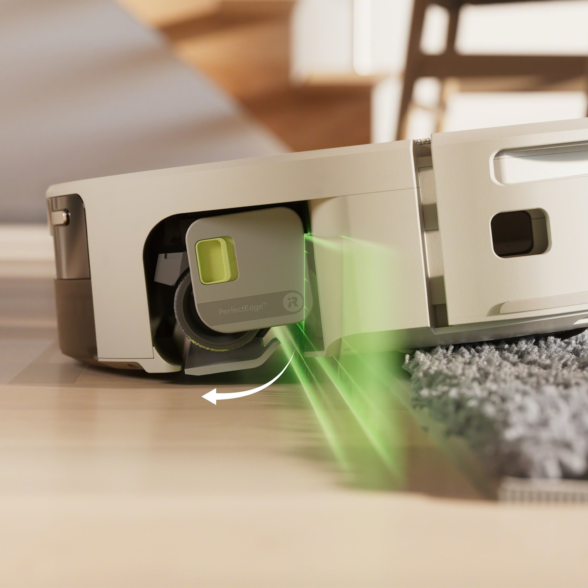 Ein Roboter-Staubsauger mit grünem Laserstrahl reinigt einen Teppich. Der Pfeil zeigt die Reinigungsrichtung an.