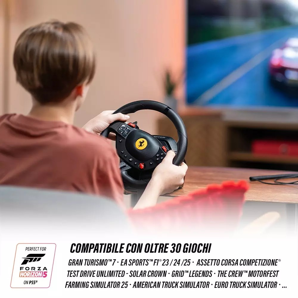 Una persona tiene in mano un volante da corsa Ferrari, che gioca a un gioco. Un'auto è in TV sullo sfondo. Il logo di Forza Horizon 5 è visibile.