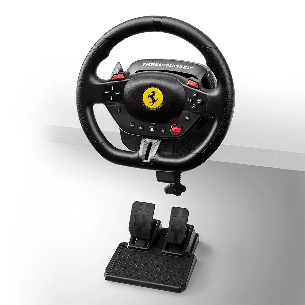Volante Thrustmaster Ferrari nero con pedali collegati. Il volante ha pulsanti e un logo Ferrari.