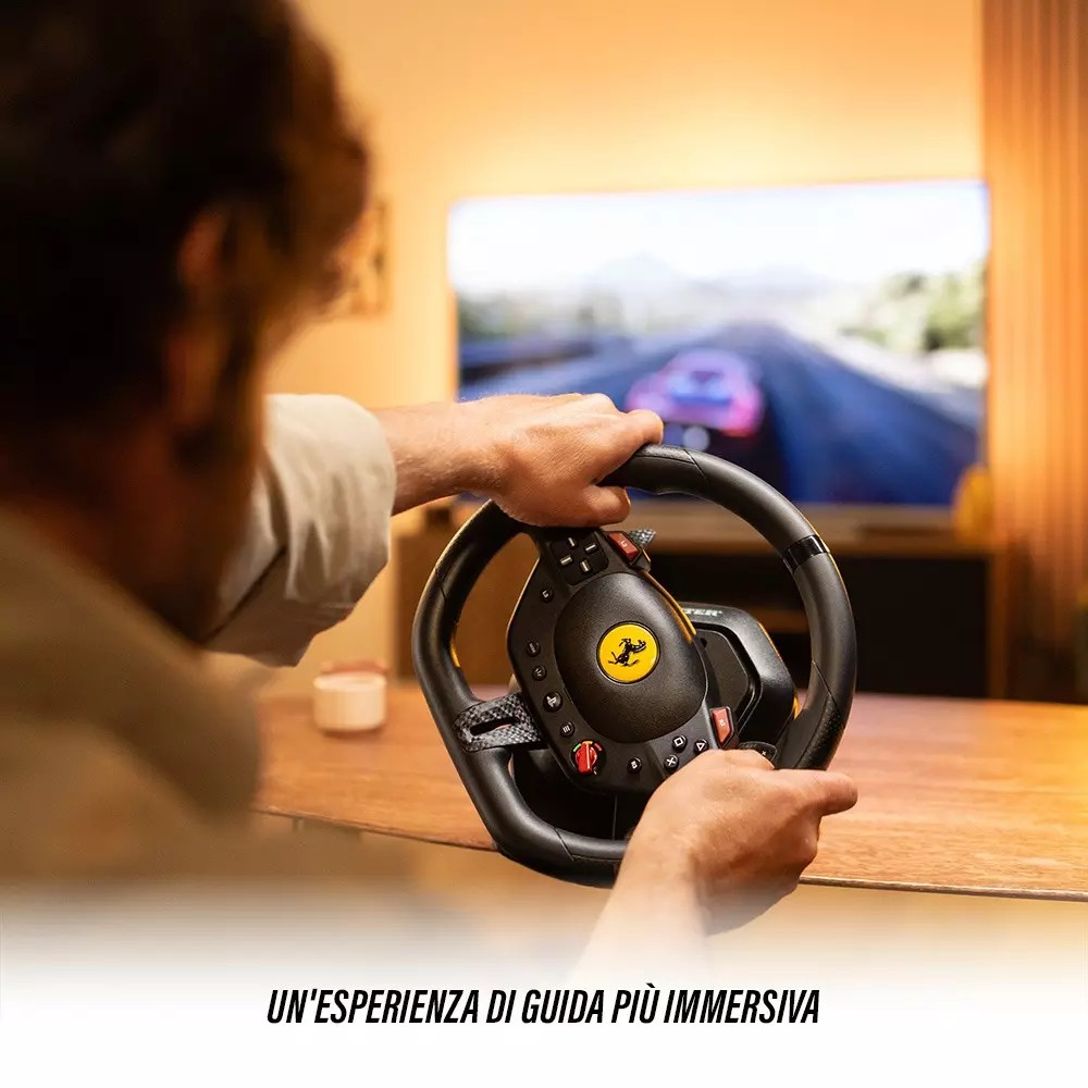 Una persona tiene un volante Ferrari nero, che gioca a un gioco di corse in TV. Lo sfondo mostra un'auto da corsa.