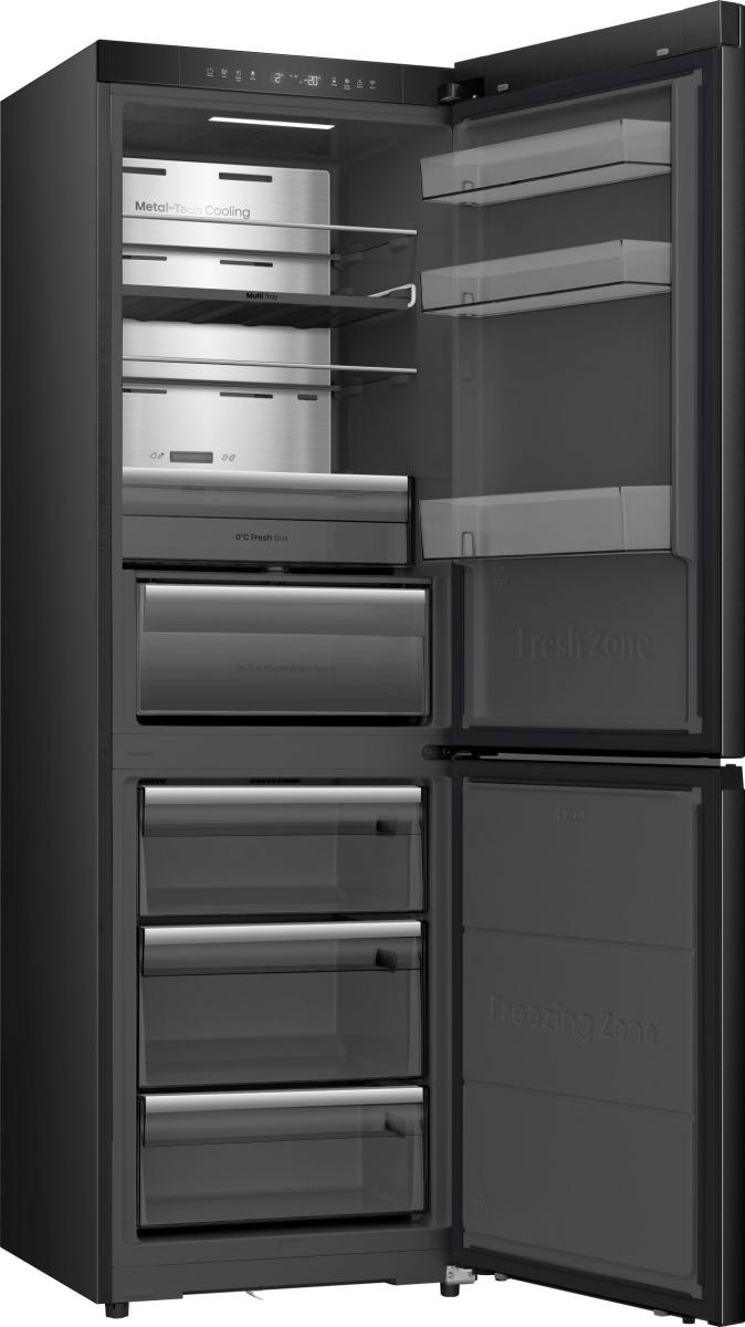 Offener schwarzer Kühlschrank. Innenansicht mit Regalen, Schubladen und Fächern mit der Aufschrift 'Fresh Zone' und 'Freezing Zone'.