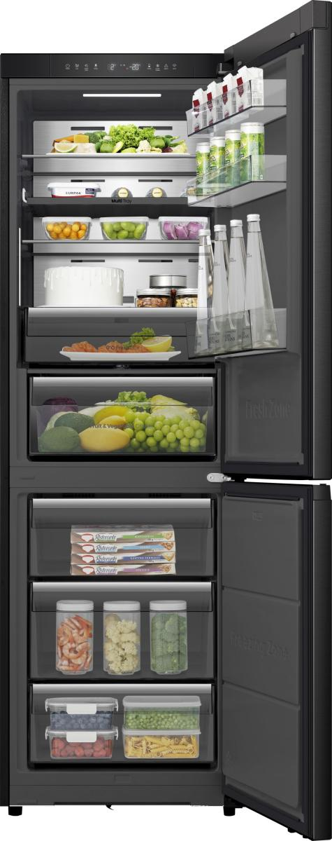 Offener Kühlschrank mit Lebensmitteln. Obst, Gemüse, Wasserflaschen und verschiedene verpackte Lebensmittel sind sichtbar.