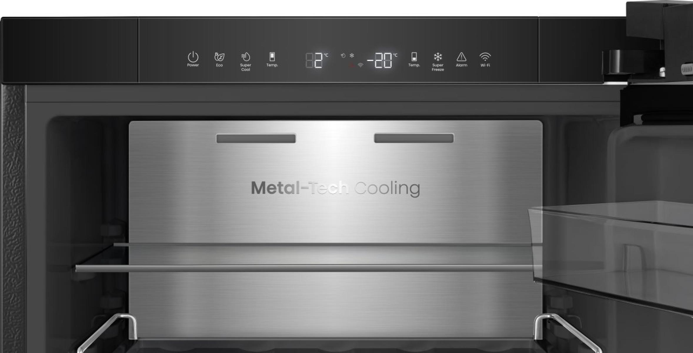 Innenraum des Kühlschranks mit Digitalanzeige, Temperatur und Innenraum mit Metalloberfläche und dem Schriftzug Metal-Tech Cooling.
