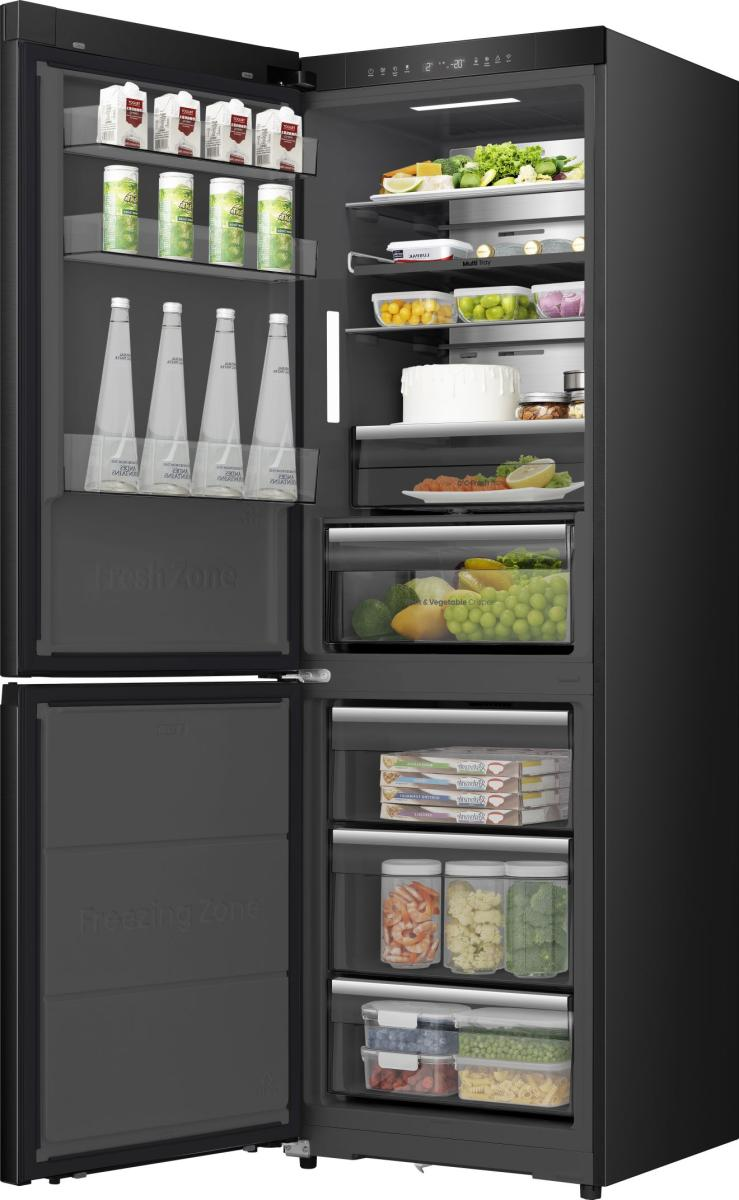 Ein schwarzer Kühlschrank mit offenen Türen. Im Inneren befinden sich Regale mit Lebensmitteln wie Getränken, Obst, Gemüse und Tiefkühlgerichten.