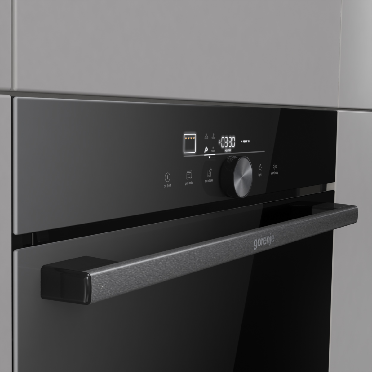 Nahaufnahme eines schwarzen Backofens mit Digitalanzeige. Die Anzeige zeigt Zeit und Kochfunktionen. Ein silberner Griff mit 'gorenje' ist sichtbar.