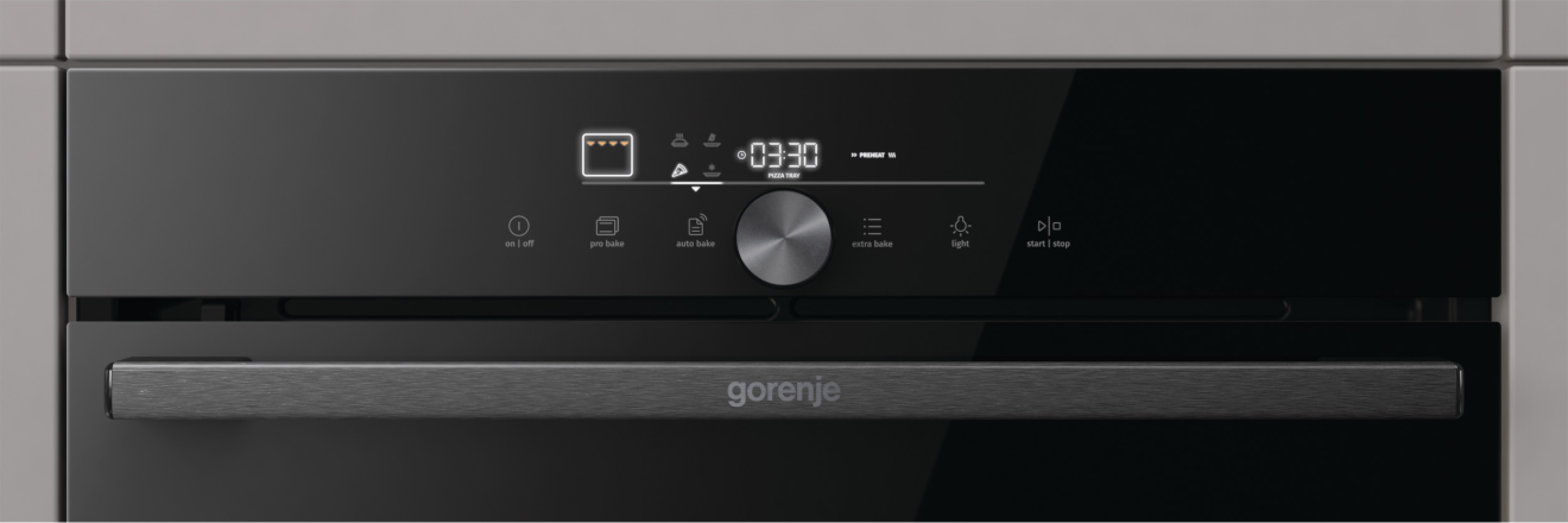 Eine schwarze Bedienblende für den Ofen mit Digitalanzeige 03:30 und Symbolen. Sie hat einen Metallgriff und den Markennamen.