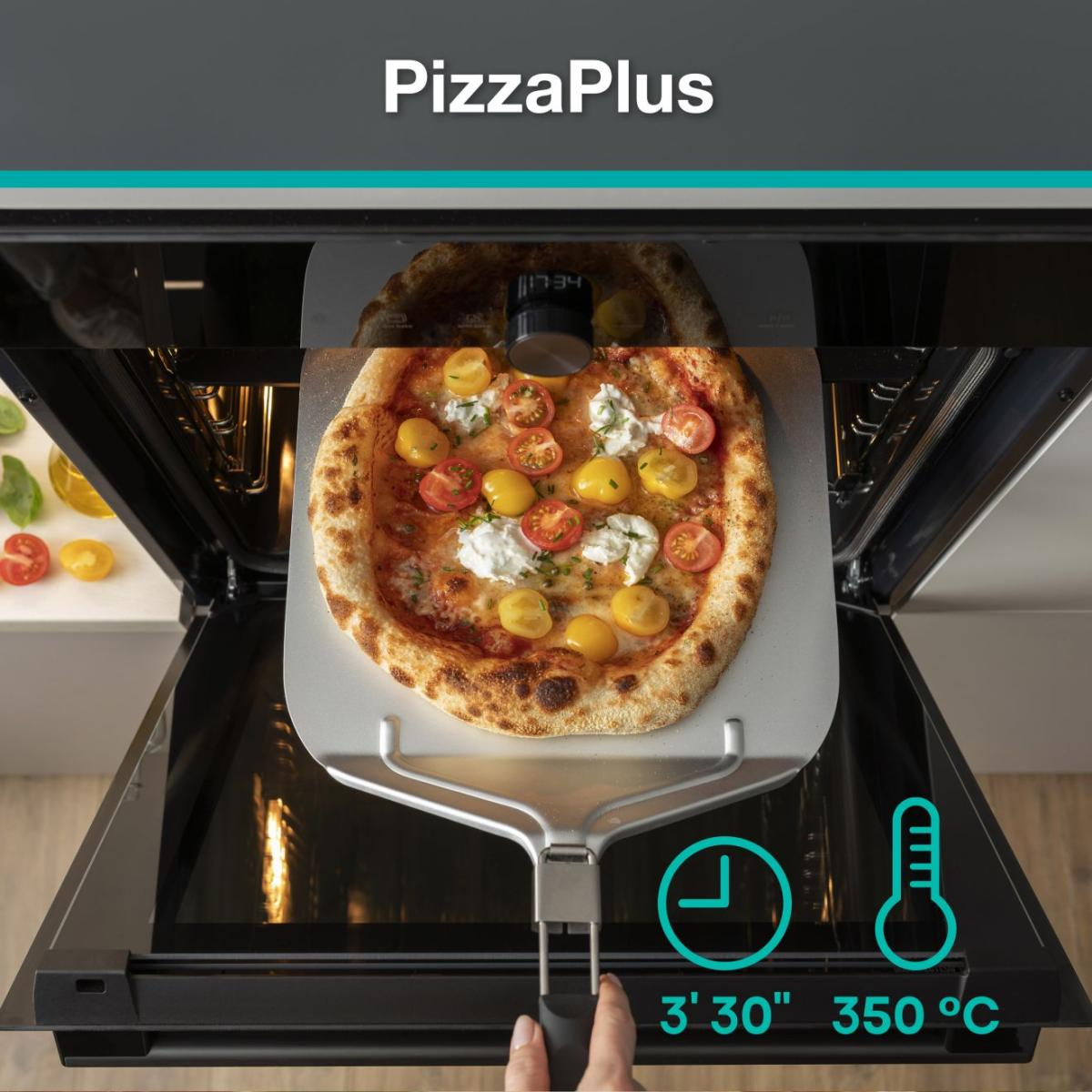 Pizza im Ofen, wird mit einem Pizzaschieber herausgenommen. Sie hat Kirschtomaten und Mozzarella. Zeit und Temperatur werden angezeigt.