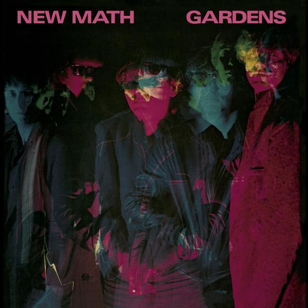 Albumcover mit den Worten "NEW MATH GARDENS". Zeigt fünf verschwommene Figuren mit rosa und blauen Overlays, die Sonnenbrillen tragen.