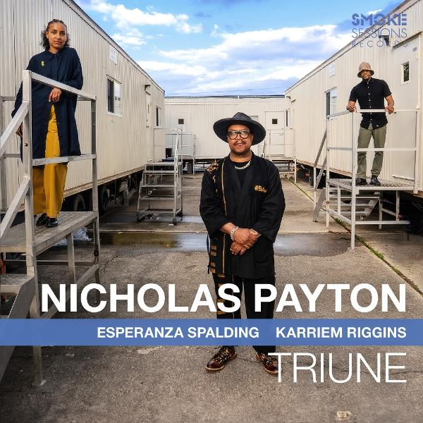 Drei Personen posieren vor Trailern. Der Text lautet Nicholas Payton, Esperanza Spalding, Karriem Riggins und Triune.