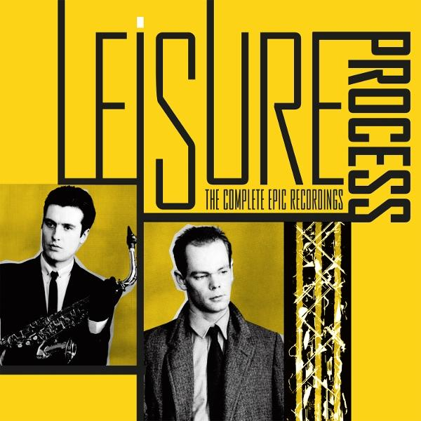 Albumcover mit Text 'LEISURE' und 'PROCESS'. Zwei Männer in Anzügen. Einer hält ein Saxophon. Gelber Hintergrund.