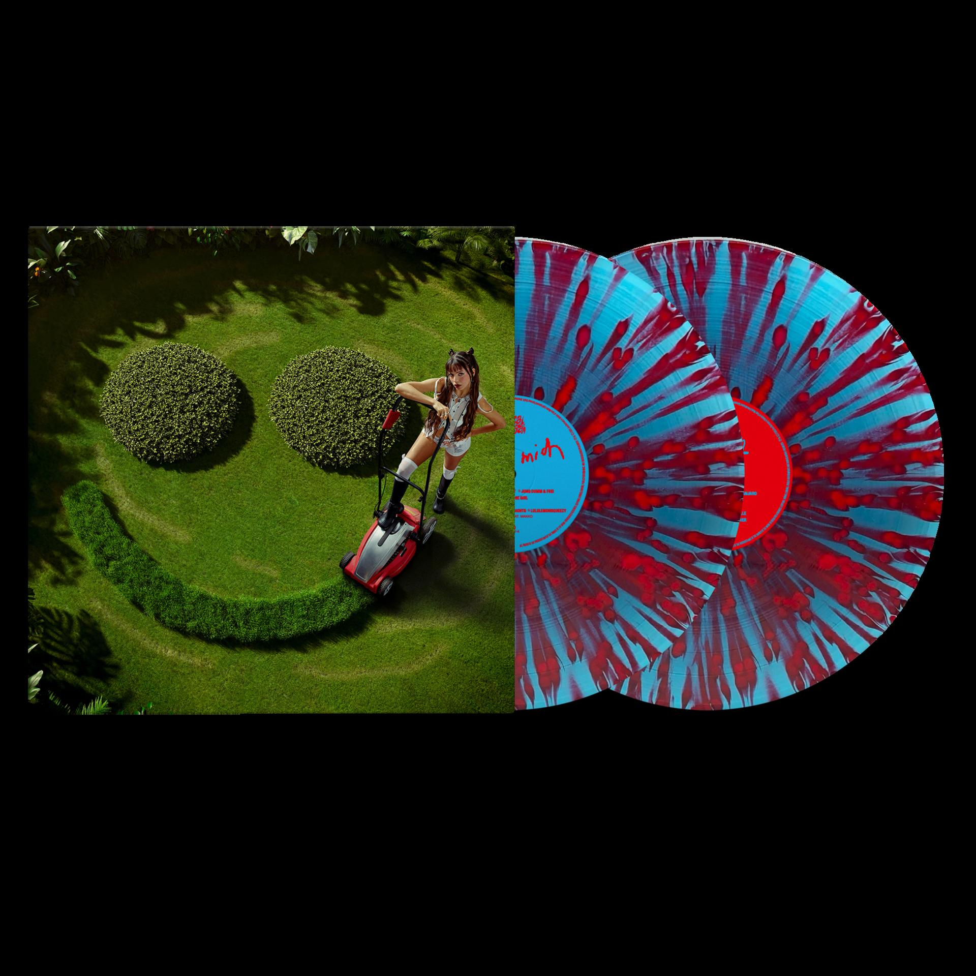 Eine Frau mäht ein Graslächeln. Zwei rot-blaue Schallplatten rechts. Helles grünes Gras, schwarzer Hintergrund.