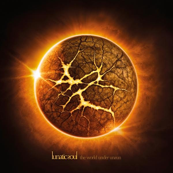Ein rissiger Planet mit glühenden Rissen und einer feurigen Aura. Die Worte "lunatic soul" und "the world under unzun" stehen unten.