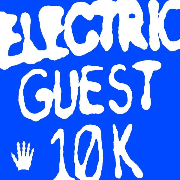 Blauer Hintergrund mit weißem Text: ELECTRIC, GUEST, 10K. Eine weiße Handgrafik befindet sich unten links.