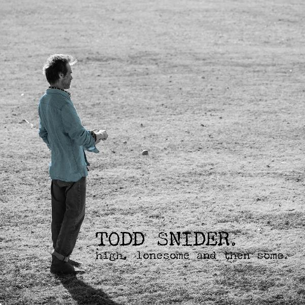 Mann im blauen Hemd steht auf einem Feld und schaut weg. Albumcover für Todd Snider mit dem Titel 'high, lonesome and then some'.