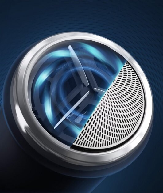 Zbliżenie głowicy golarki elektrycznej. Głowica jest metaliczna z ostrzem i siatkowym ekranem, otoczona niebieskim przepływem energii.