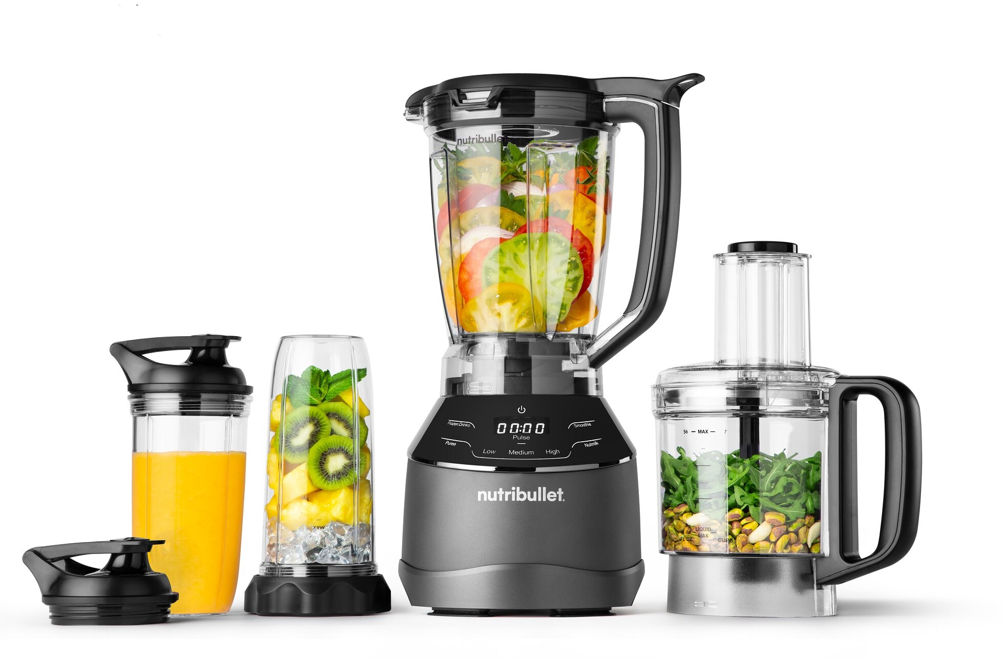 Blender Nutribullet z różnymi nasadkami. Zawiera blender wypełniony warzywami, dwa pojemniki na koktajle i robota kuchennego.