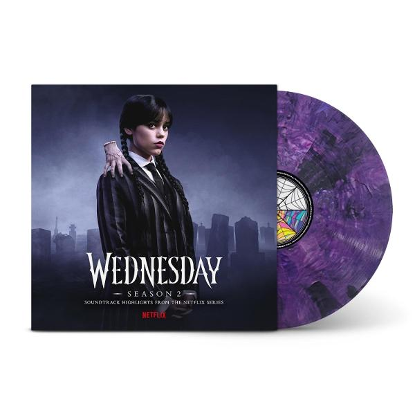 Cover von 'Wednesday' Staffel 2 mit Mittwoches Figur, Friedhof im Hintergrund und Vinyl.